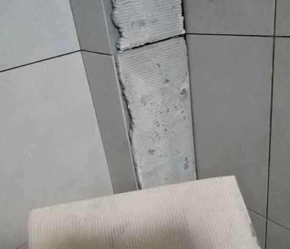 德州瓷砖空鼓维修公司分享下厨房瓷砖脱落的补救措施。